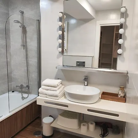 A 100metros De La Playa De San Lorenzo * ヒホン